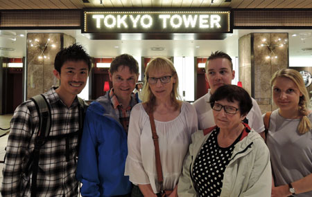Tolk med svenska turister i Tokyo Tower