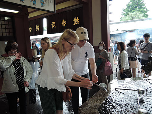 Sensoji templet i Tokyo där man tvättar händerna
