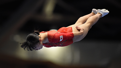 Japansk gymnast i luften