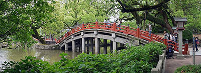 Bro i parken Dazaifu tenmangu i Fukuoka