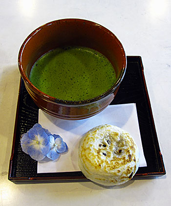 Grönt japanskt te och en kaka som kallas omochi