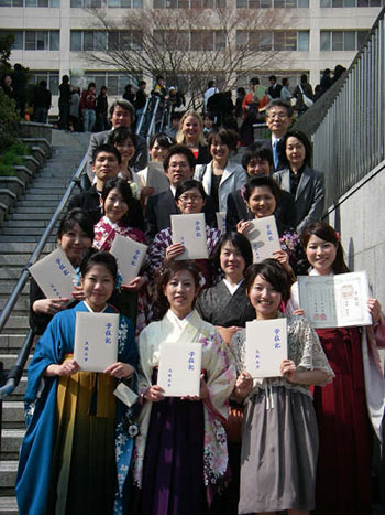 examensstudenter på en trappa