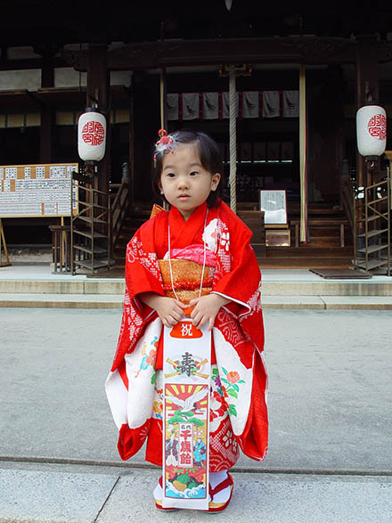 flicka i kimono tre år