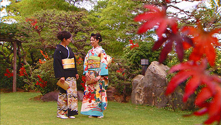 två kvinnor i park klädda i kimonon tomesode