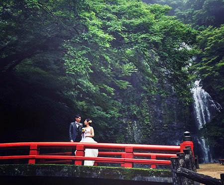 Nygifta på en bro i Japan