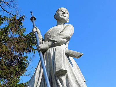 staty av en kvinnlig samuraj