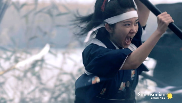 skådespelerska som samurajkvinna med svärd