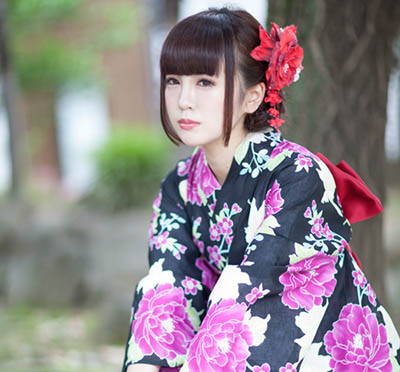 kvinna i blommig yukata