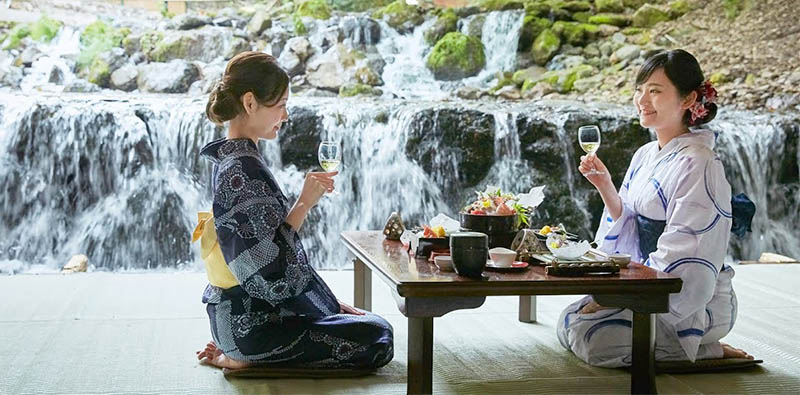 kvinnor i yukata äter en lätt japansk middag
