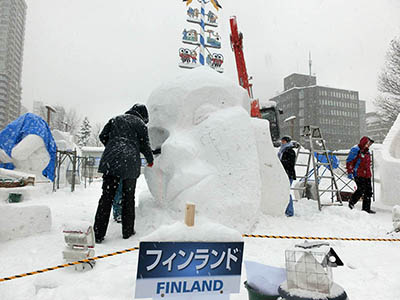 Team Finland gör snöskulptur i Sapporo