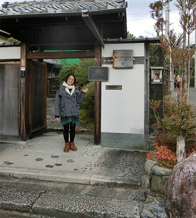 Guiden i Kyoto framför entrén till tehus i Kyoto