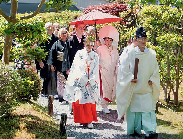 Bröllopsparet på väg till japanskt tempel