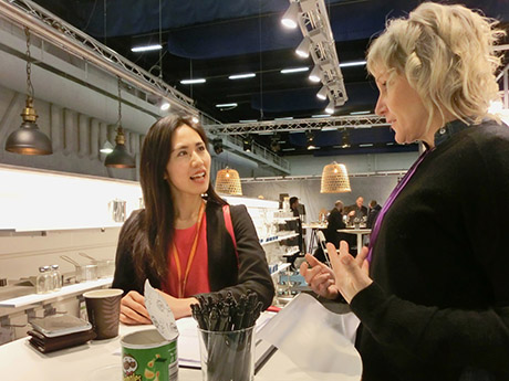 Mai pratar med Erica om Japan