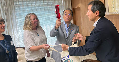svenskar med guide i park i kyoto