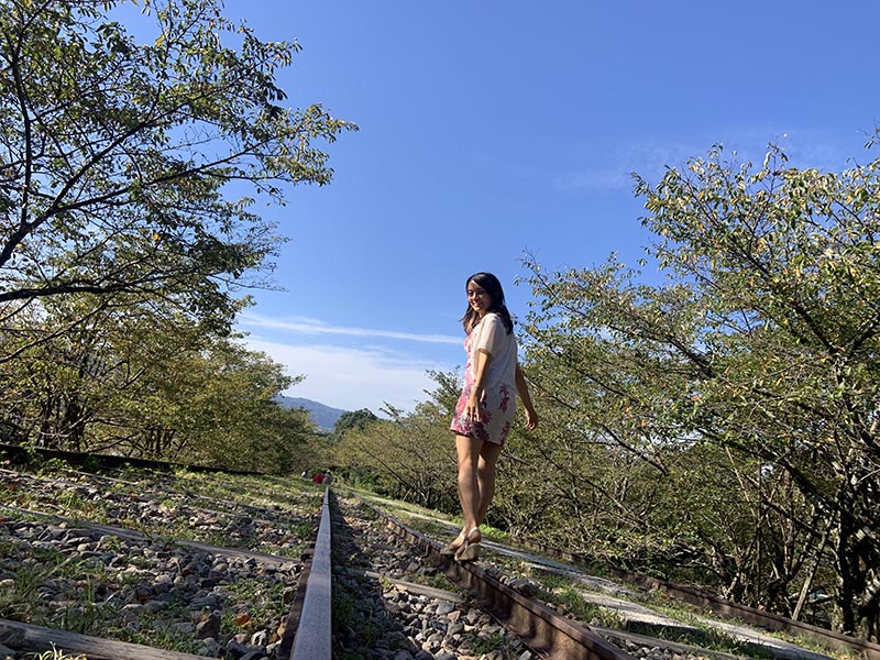 guiden Tokie går på ett järnvägsspår i Kyoto