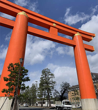 Gigantisk orange torii-port i Kyoto