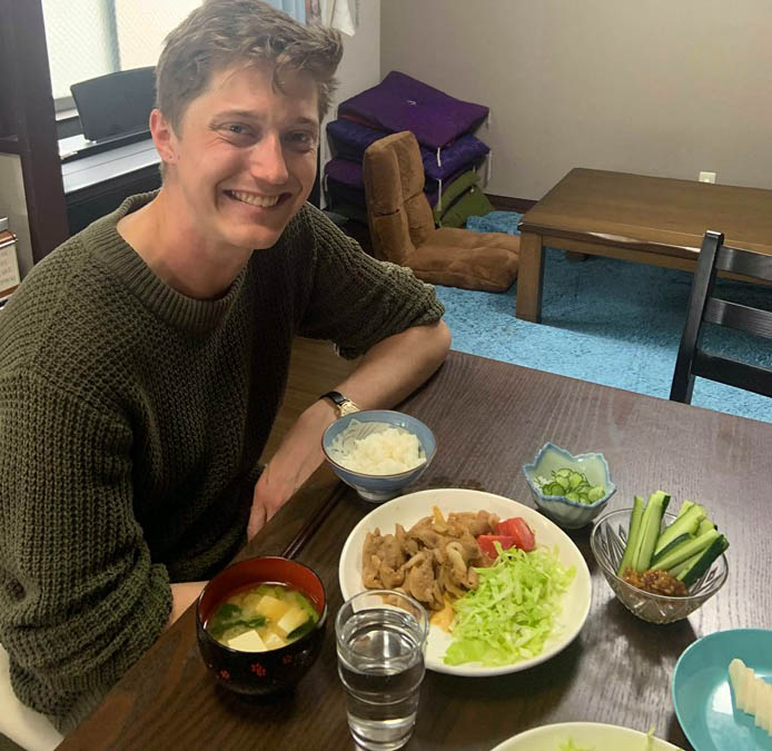 Man som äter lunch hos guide i Osaka