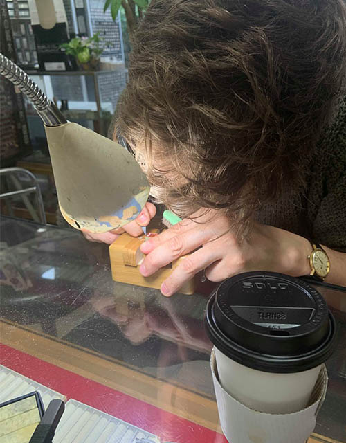 Niklas smider ett hanko i studio i Osaka
