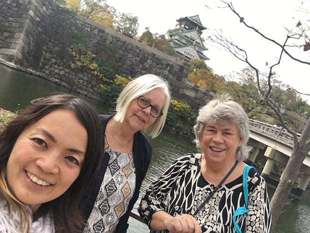 Guide och två kvinnor från Stockholm framför Osaka slott.