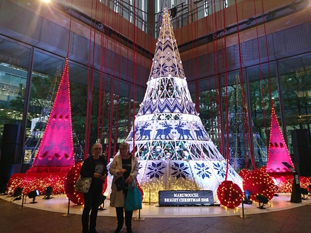 glittrande julgran i tokyo