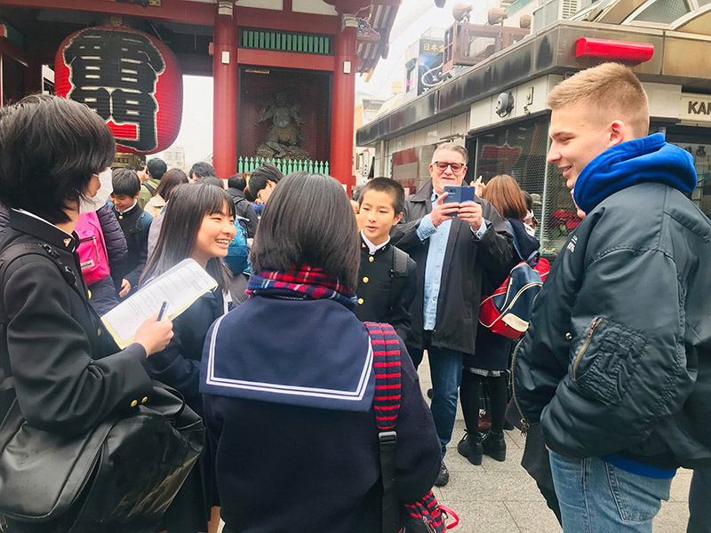 Skolflickor intervjuar ung svensk kille i Tokyo.