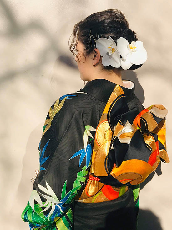 ung kvinna i kimono