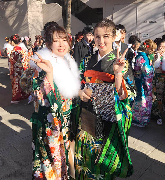ung kvinna klädd i färgstark kimono som kallas furisode
