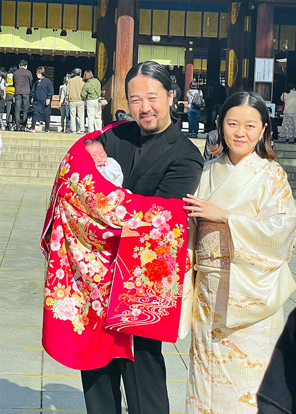 pappa mamma och barn i kimono