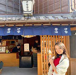 japansk-svenk guide äter glass framför butik i Kyoto 