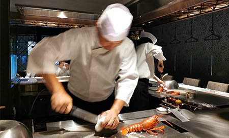 kock vid stekbordet i Osaka