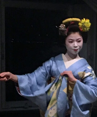 Geisha i Kyoto dansar i sin blå kimono