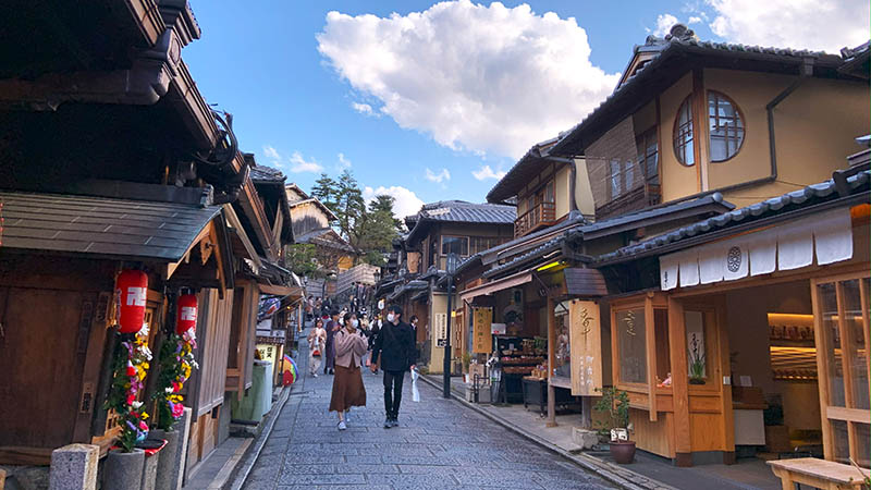 Gata i Kyoto med äldre trähus