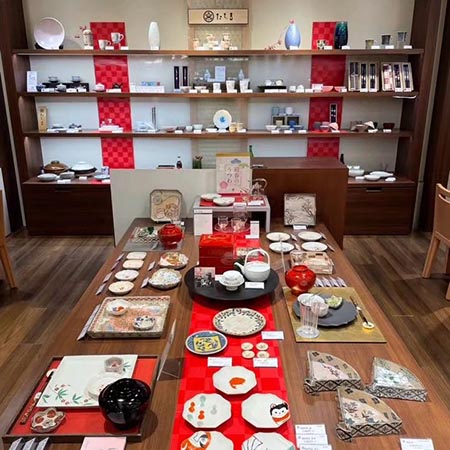 Japanskt keramik i en butik i Kyoto
