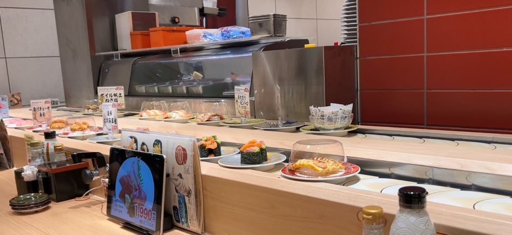 sushitallrikar på ett rullband