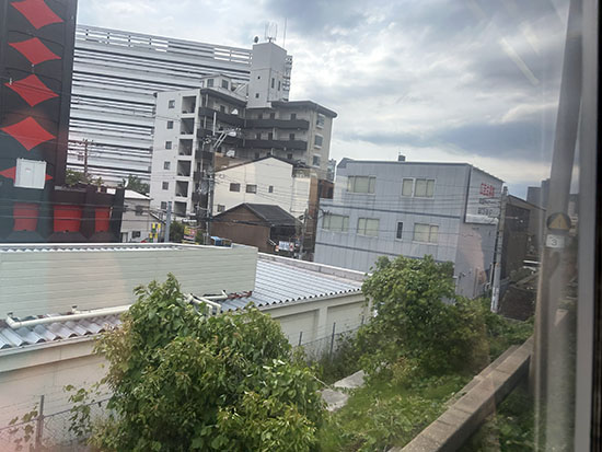 hyreshus vid tåglinje i osaka