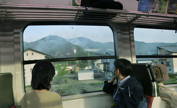 foto innefrån ett tåg i japan