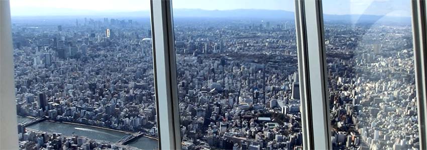 Utsikt genom panoramafönster över Tokyo på höjd 345 m.